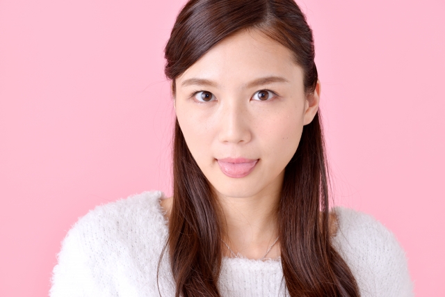 女性 舌出している