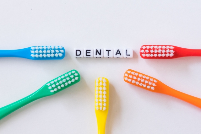 カラフルな歯ブラシ DENTALの文字