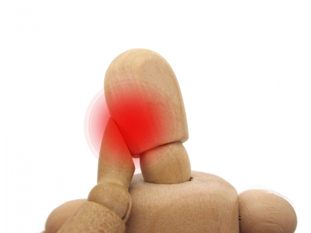 木製人形 痛み 頬を抑える