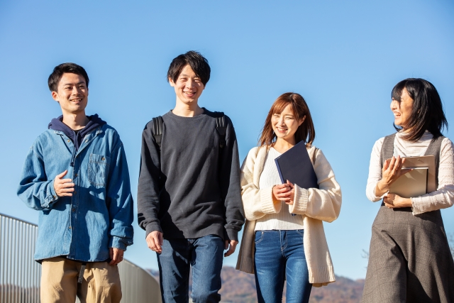 校内を歩いている大学生の男女4人
